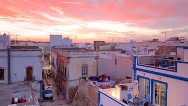 Olhao mostrando uma cidade e um pôr do sol