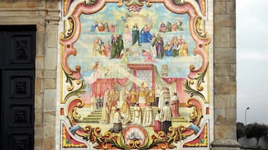 #Igreja #Church #IgrejaMatrizdeSantaMaria
A maravilhosa Igreja Matriz de Santa Maria de Válega tem a sua fachada principal em azulejos coloridos. O seu interior também é rico em azulejos coloridos e belos vitrais. É provavelmente uma das igrejas mais bonitas de Portugal.