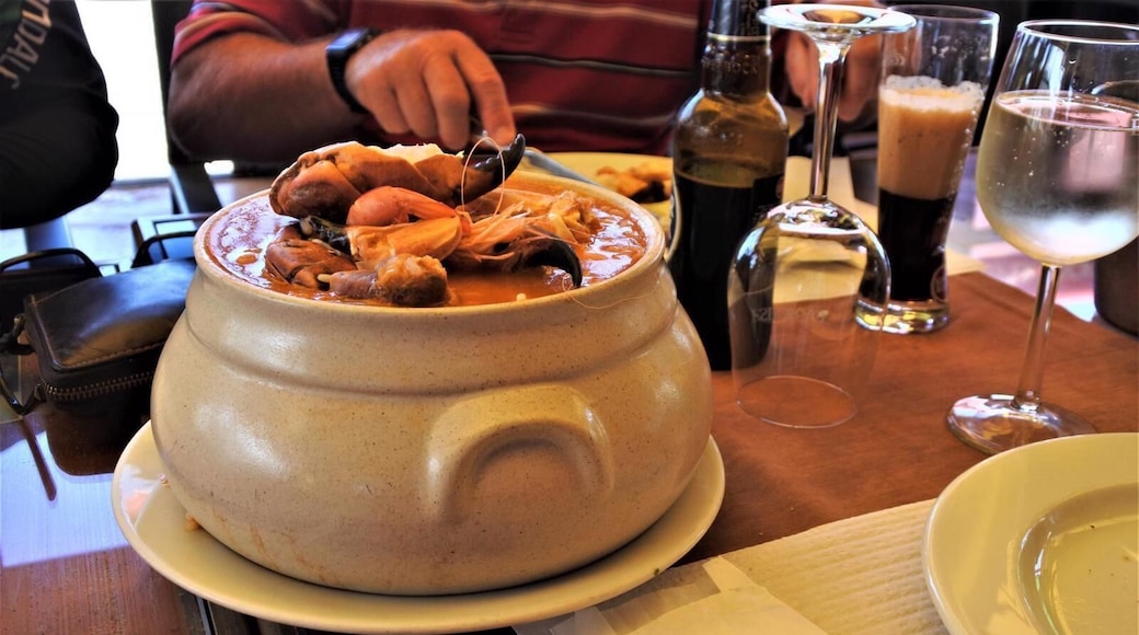 There is a small snack-bar on the beach of Furadouro, which is a gastronomic gem. What you see on the picture, is the best "Arroz de marrisco" (sea food rice stew) what I have ever eaten in my life.
In my Norther Portugal Bicycle Tour I always suggest this place to eat on the stage, when we cycle from Porto to Furadouro with my clients. I suggest to do the same when you are around there, go for the Restaurant Maganinho 😋
#Portugal #foodie #seafood #gastrotour #food #portugueselife #expatsinportugal #beer