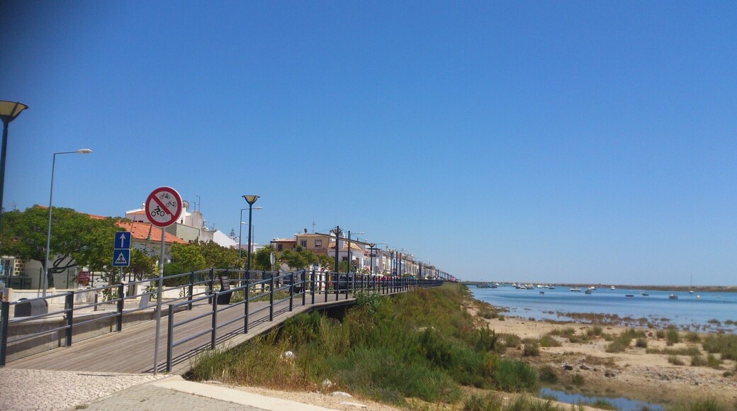 The boardwalk stretches along the river front, nice for a leisurely stroll or to sit and enjoy an icecream whilst looking out over the Ria Formosa #NationalPark. You can get a boat/water taxi across the river to the beach Ilha de Cabanas.
The boardwalk runs parallel to the avenida which is lined with cafes and bars, the vibe is casual, and the alfresco dining view is hampered slightly by the boardwalk.