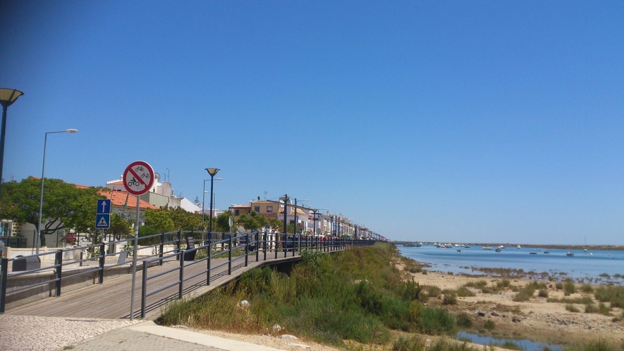 The boardwalk stretches along the river front, nice for a leisurely stroll or to sit and enjoy an icecream whilst looking out over the Ria Formosa #NationalPark. You can get a boat/water taxi across the river to the beach Ilha de Cabanas.
The boardwalk runs parallel to the avenida which is lined with cafes and bars, the vibe is casual, and the alfresco dining view is hampered slightly by the boardwalk.