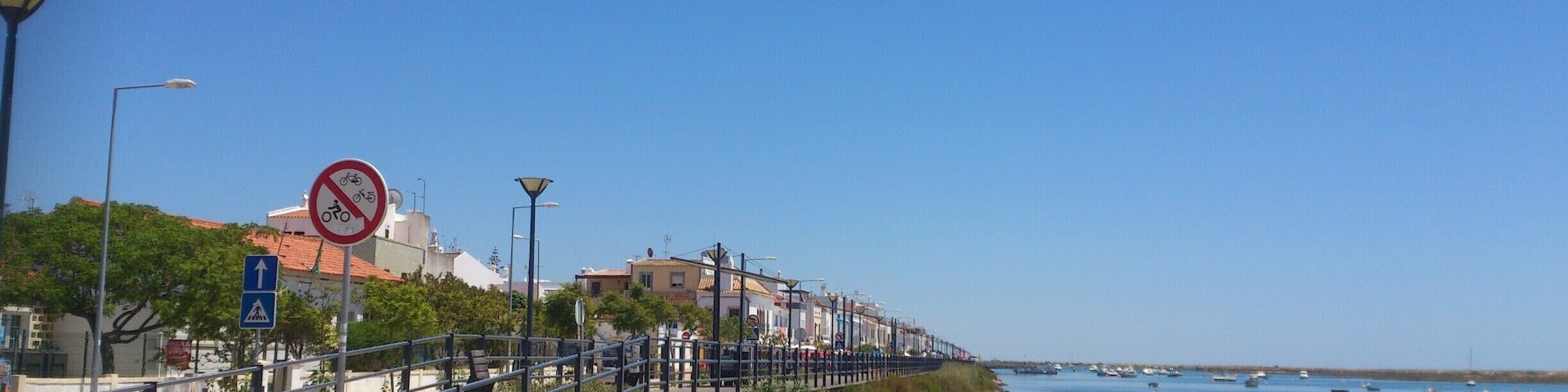 The boardwalk stretches along the river front, nice for a leisurely stroll or to sit and enjoy an icecream whilst looking out over the Ria Formosa #NationalPark. You can get a boat/water taxi across the river to the beach Ilha de Cabanas.
The boardwalk runs parallel to the avenida which is lined with cafes and bars, the vibe is casual, and the alfresco dining view is hampered slightly by the boardwalk.