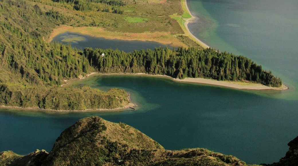 I honestly thought I'd never actually get to gaze down upon this lake. Every time we checked the webcam (there are webcams dotted all over the island, allowing you to do live weather checks) all I could see was thick cloud.
But after a particularly clear morning up at nearby Castelo Branco, we thought we'd chance it.
When we arrived there was still quite a bit of cloud around but we *could* see the lake.
However when we left 10 minutes later, the skies had cleared, allowing me to capture this wonderful shot 😊