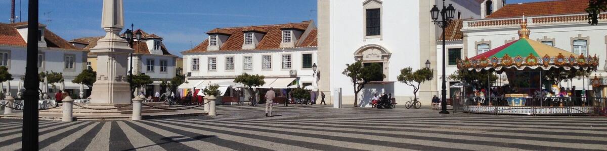 No effort was spared to make clear that this is the central square of this well designed town. Founded by King Joseph I (aka "The Reformer")' proclamation in 1773, after a tsunami and earthquake had destroyed a nearby village.
Nice square, lots of opportunities for a royal dinner.
http://www.cm-vrsa.pt/pt/menu/667/culture-heritage.aspx