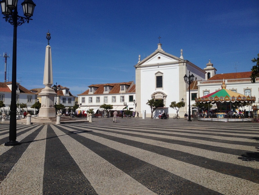 No effort was spared to make clear that this is the central square of this well designed town. Founded by King Joseph I (aka "The Reformer")' proclamation in 1773, after a tsunami and earthquake had destroyed a nearby village.
Nice square, lots of opportunities for a royal dinner.
http://www.cm-vrsa.pt/pt/menu/667/culture-heritage.aspx