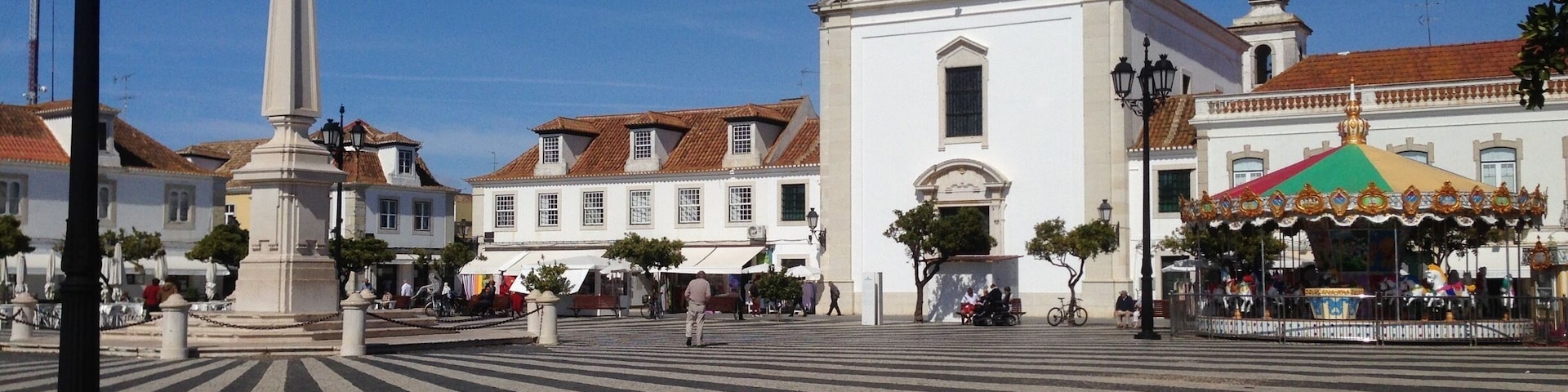 No effort was spared to make clear that this is the central square of this well designed town. Founded by King Joseph I (aka "The Reformer")' proclamation in 1773, after a tsunami and earthquake had destroyed a nearby village.
Nice square, lots of opportunities for a royal dinner.
http://www.cm-vrsa.pt/pt/menu/667/culture-heritage.aspx