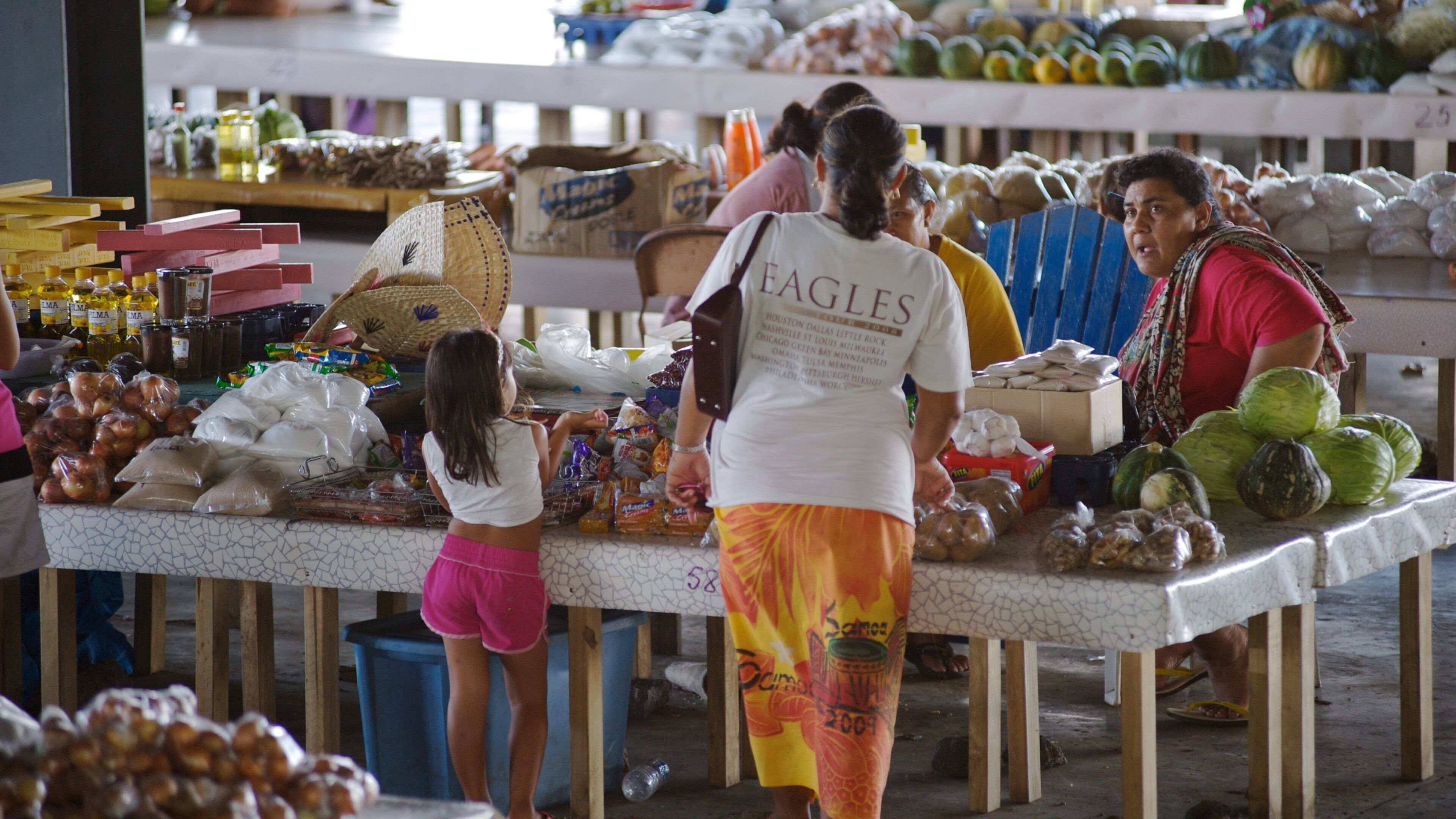 Salelologa showing interior views, markets and food