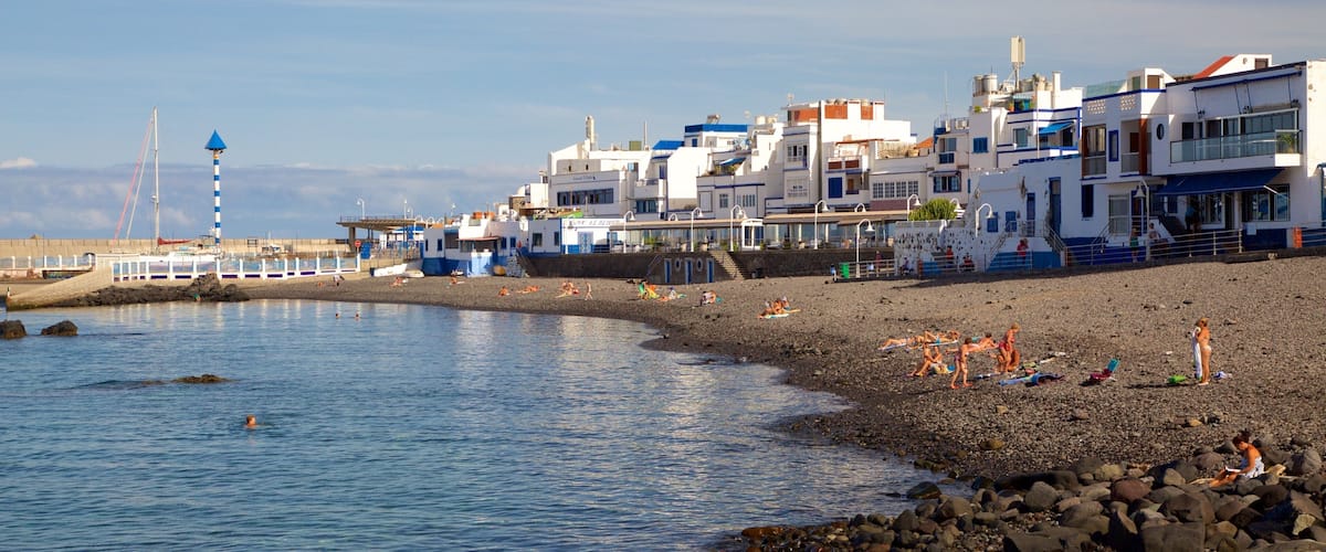 Agaete que incluye una ciudad costera, vistas generales de la costa y una playa de guijarros