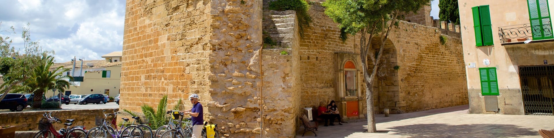 Alcudia montrant ruine, chĂąteau ou palais et patrimoine architectural