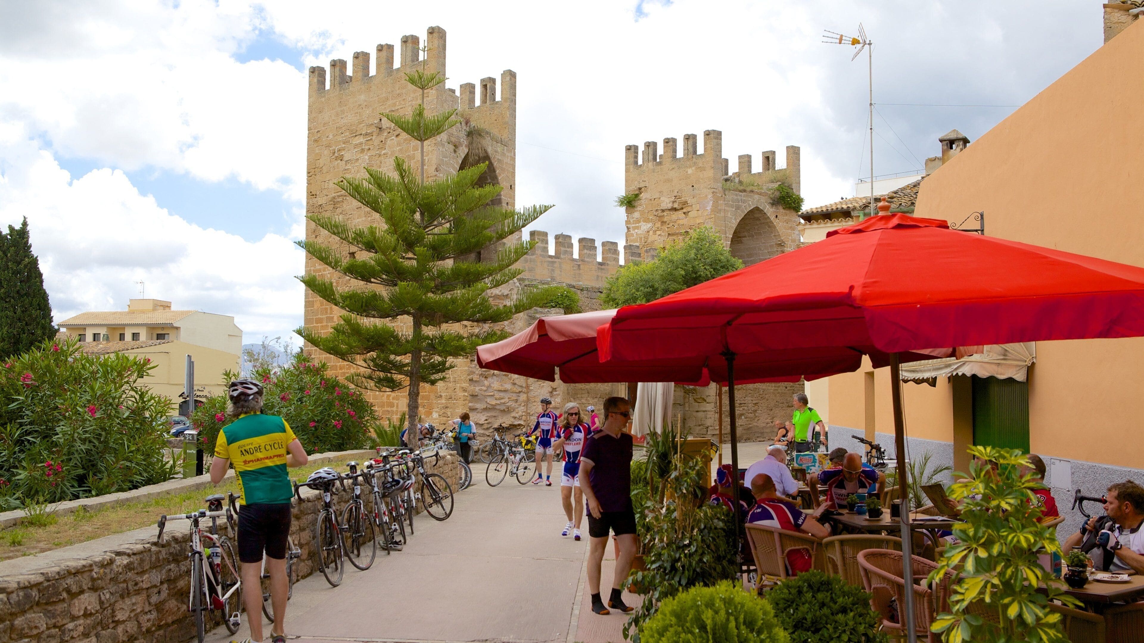 Alcudia johon kuuluu syöminen ulkona, linna ja vanha arkkitehtuuri