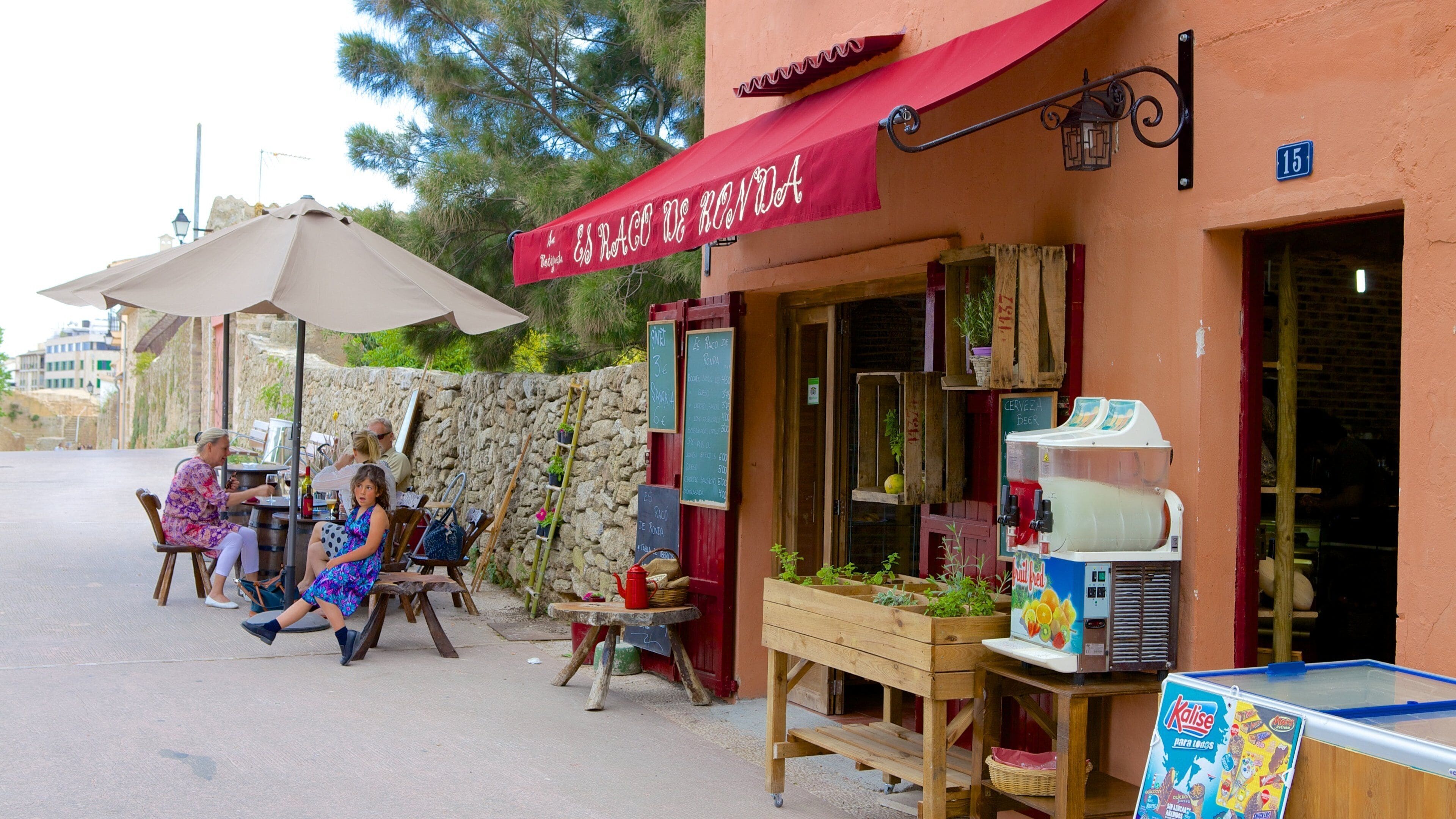 Alcudia johon kuuluu katunäkymät, pieni kaupunki tai kylä ja kahvilaelämä