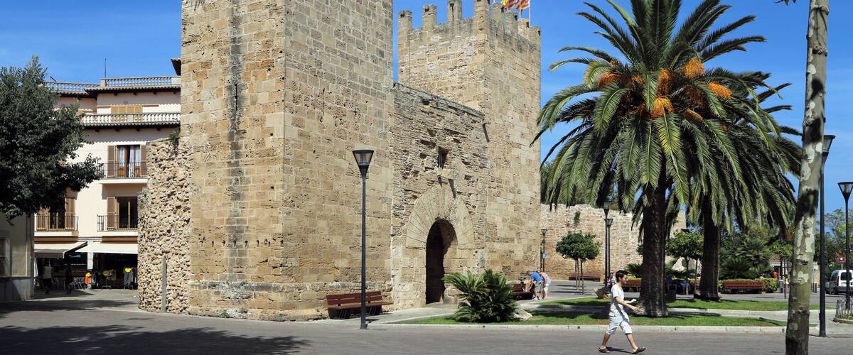 Alcúdia (Majorca, Spain): the Porta des Moll (city gate)
