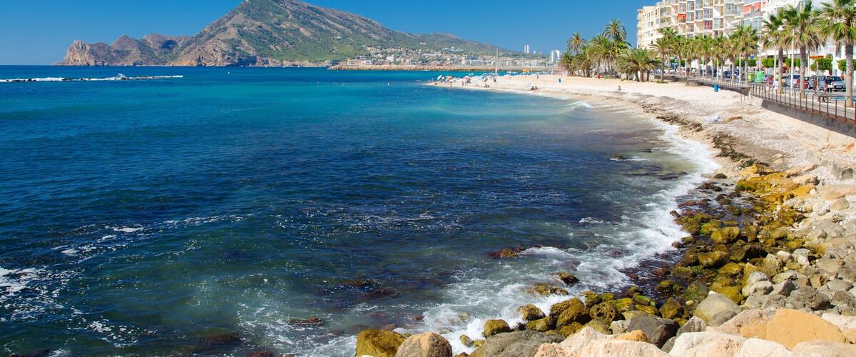 Altea mettant en vedette côte escarpée, montagnes et ville côtière