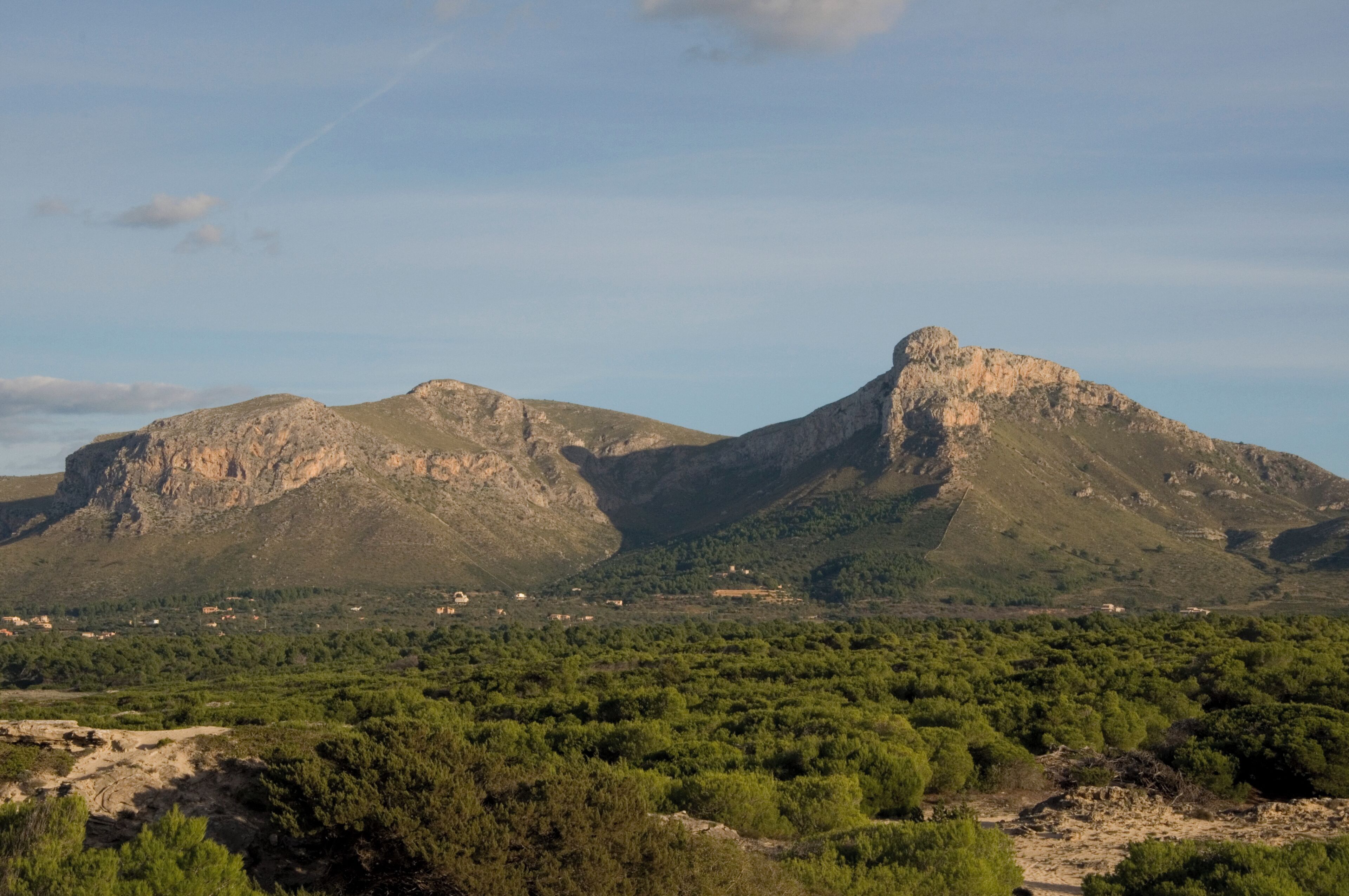 Puig de Ferrutx, Gemeinde Artà, Mallorca, Spanien. Links daneben der Puig d'en Xoroi. Nordwestseite.