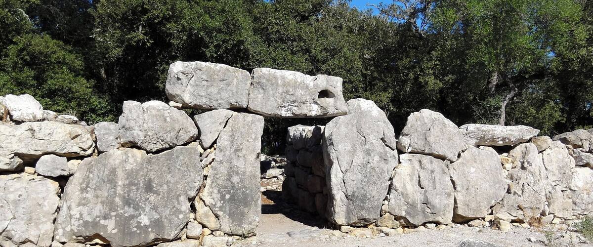 Zugang zur talaiotischen Siedlung von Ses Païsses südöstlich von Artà, Mallorca, Spanien
