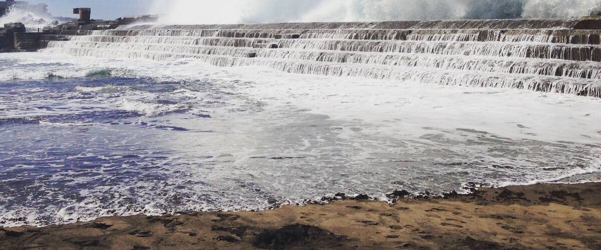 Playita de Bajamar. Les vagues se fracassent sur la jetée et offrent un spectacle époustouflant