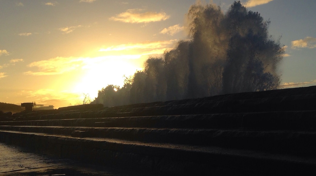 Vagues au coucher du soleil