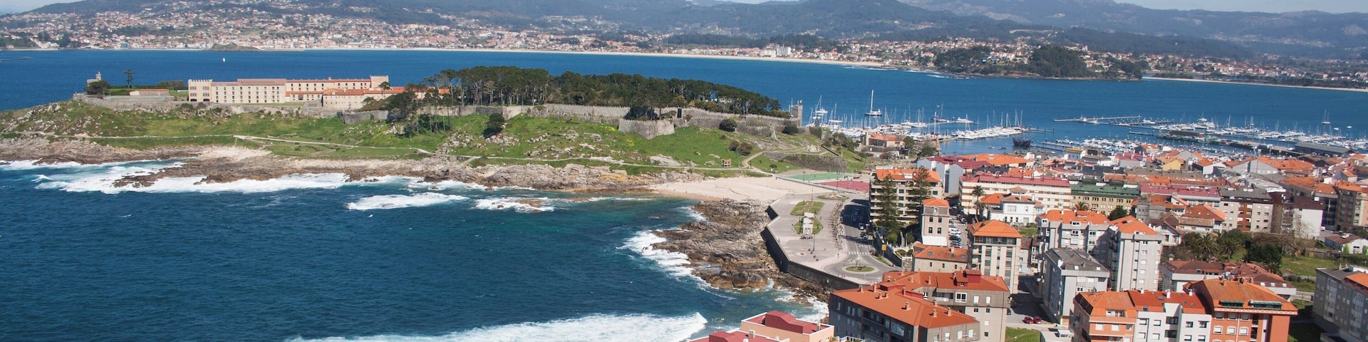 Vista de Baiona y su fortaleza