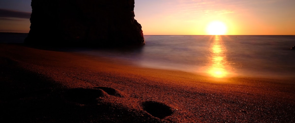 Probably the most dramatic beach on this stretch of coast line. Get there early for a peaceful photo ... otherwise very busy!