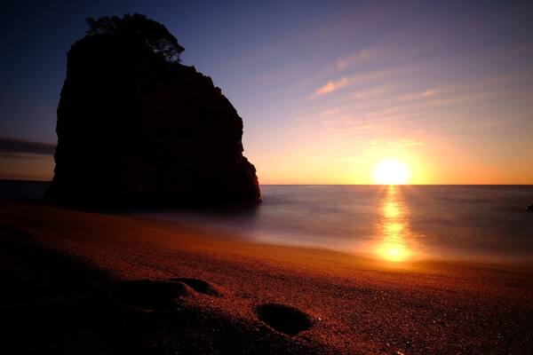 Probably the most dramatic beach on this stretch of coast line. Get there early for a peaceful photo ... otherwise very busy!