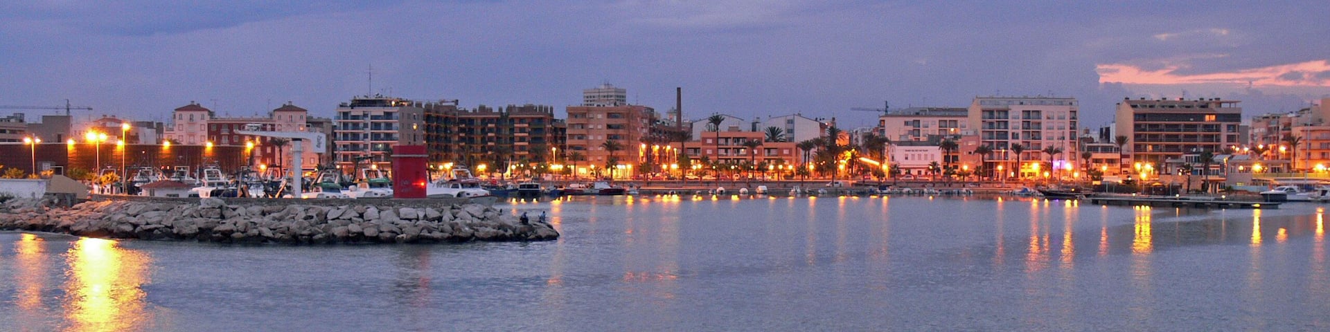 Puerto de BenicarlĂł al anochecer