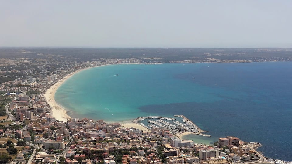 Luftbild der Platja de Palma mit Can Pastilla im Vordergrund, Mallorca, Spanien
