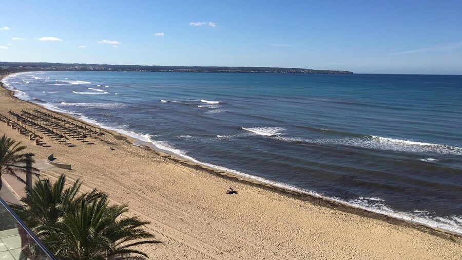 MMKK8T Holiday start in the air with view of Majorca below with sand and sea and people dip their toes in the sea