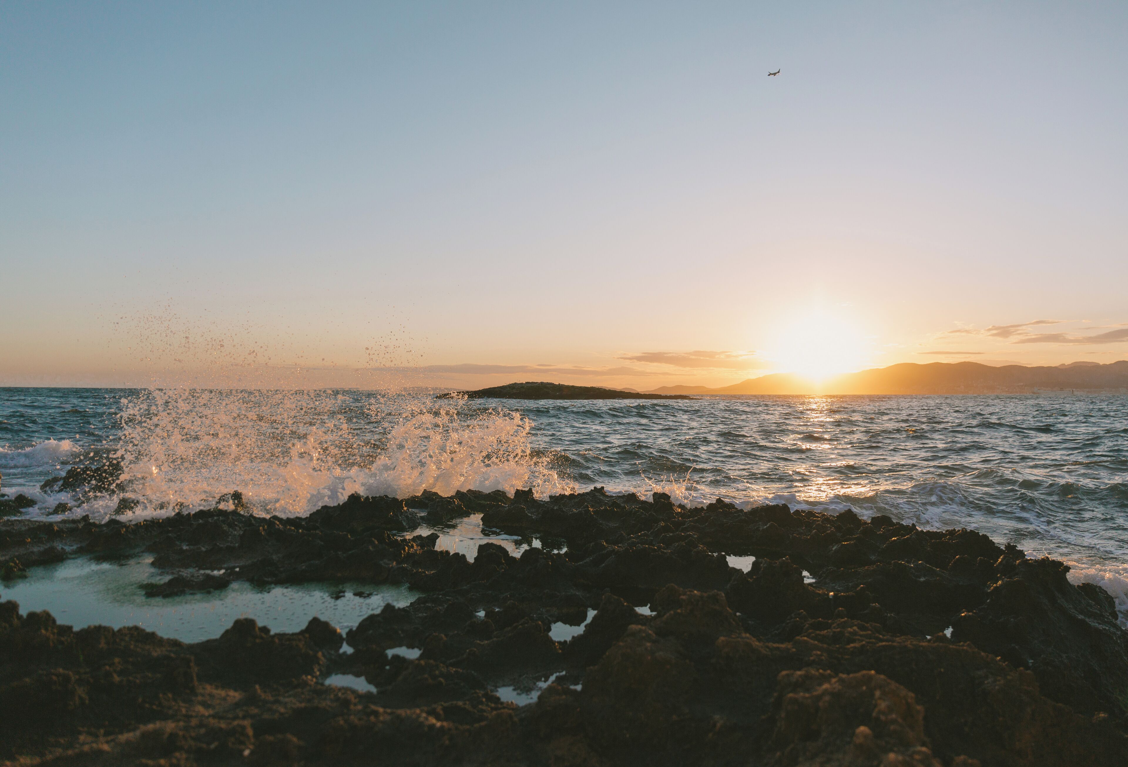 This hidden shore is located behind a small bar called "Purobeach Palma" in Can Pastilla.