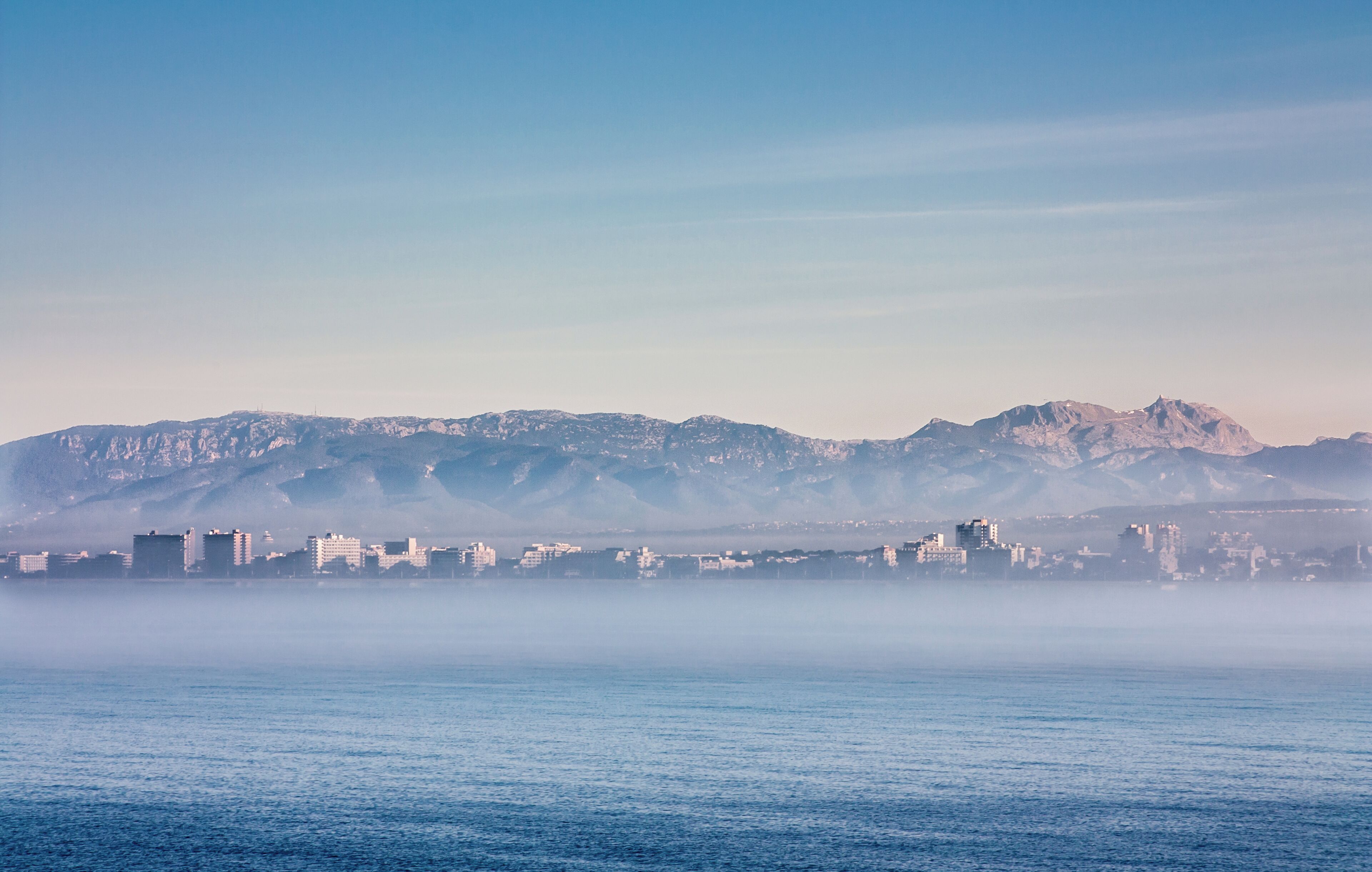 Esta mañana llevaba la cámara y no he podido evitar parar para inmortalizar como la niebla se comía Mallorca. He tenido que esperar a que se disipara un poco por que sinó, no tenía ninguna gracia, solo se veía niebla.. :D
