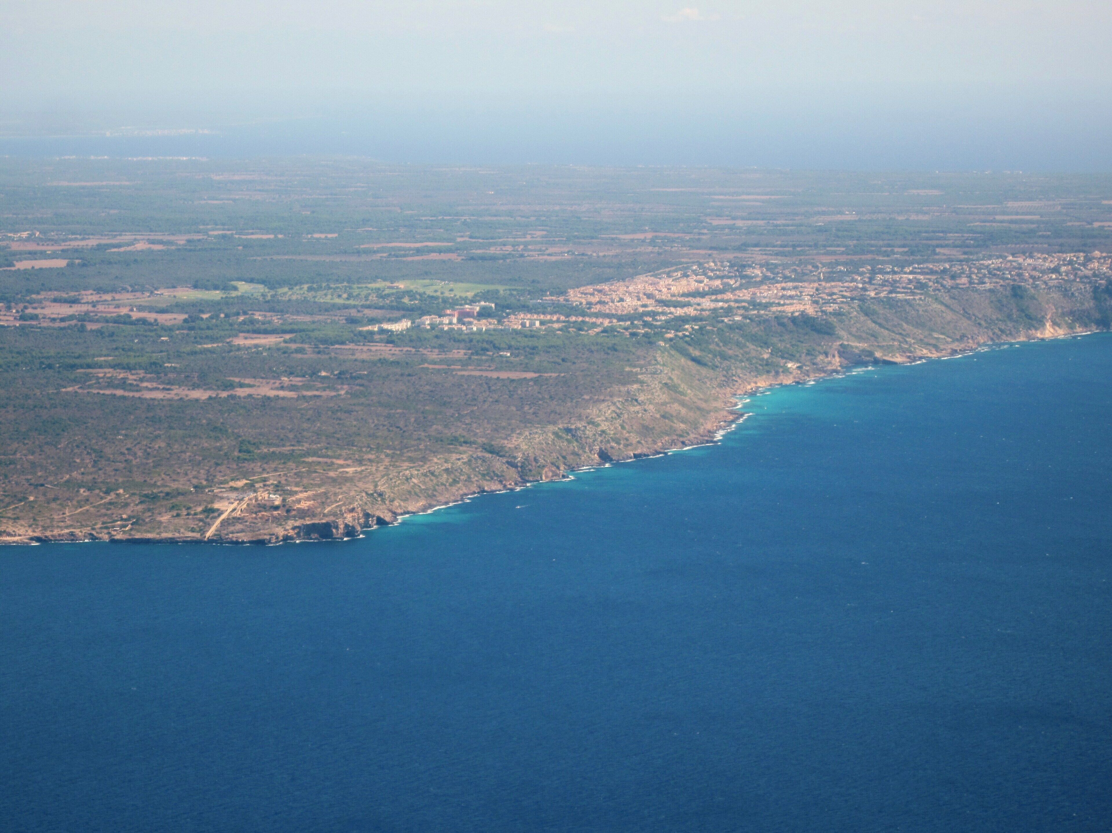 Luftbild von Cap Enderrocat an der Küste der Gemeinde Llucmajor, Mallorca, Spanien