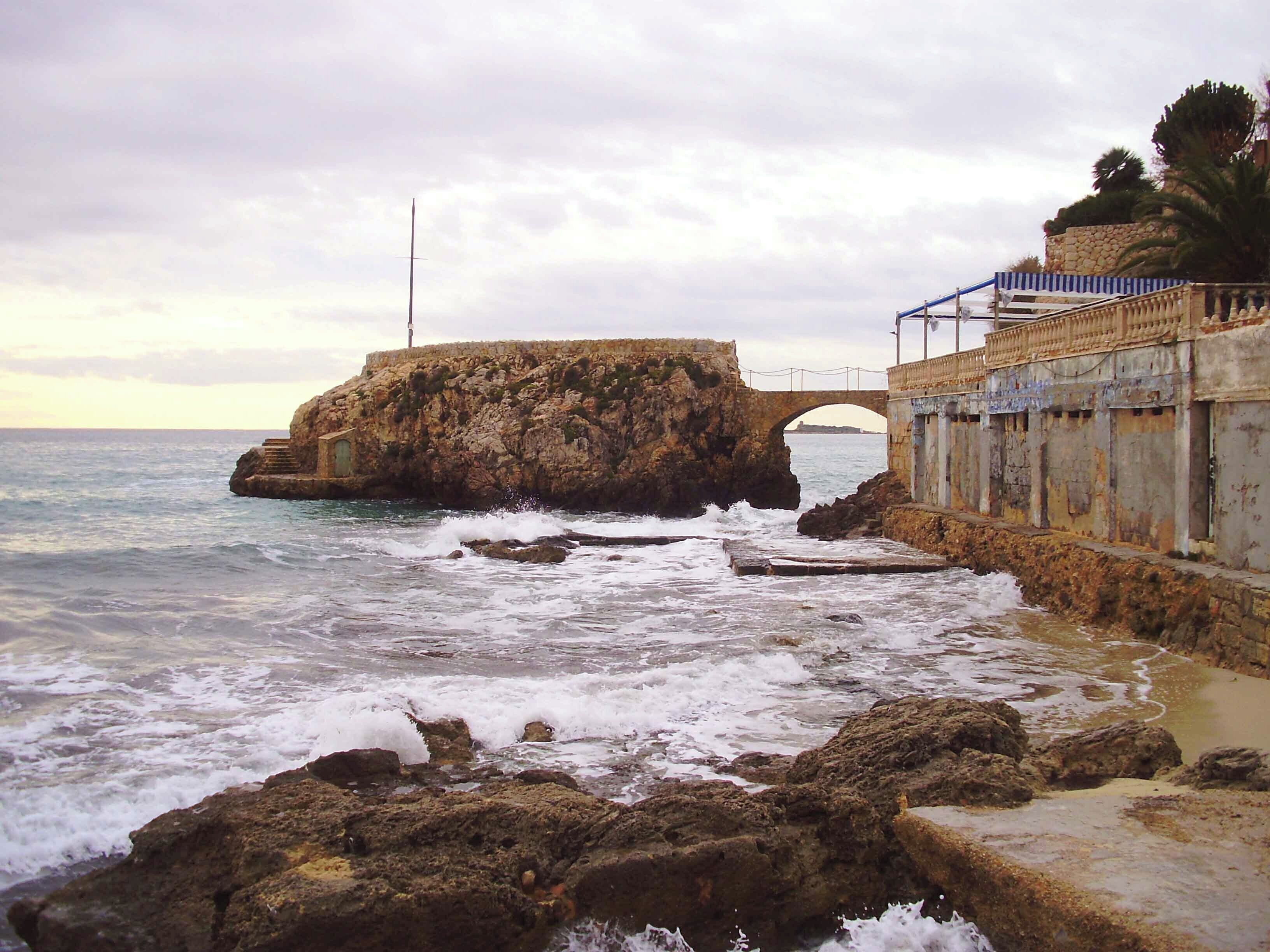 Mallorca. Escollos de piedra en el sector oeste de la playa de Cala Major.
