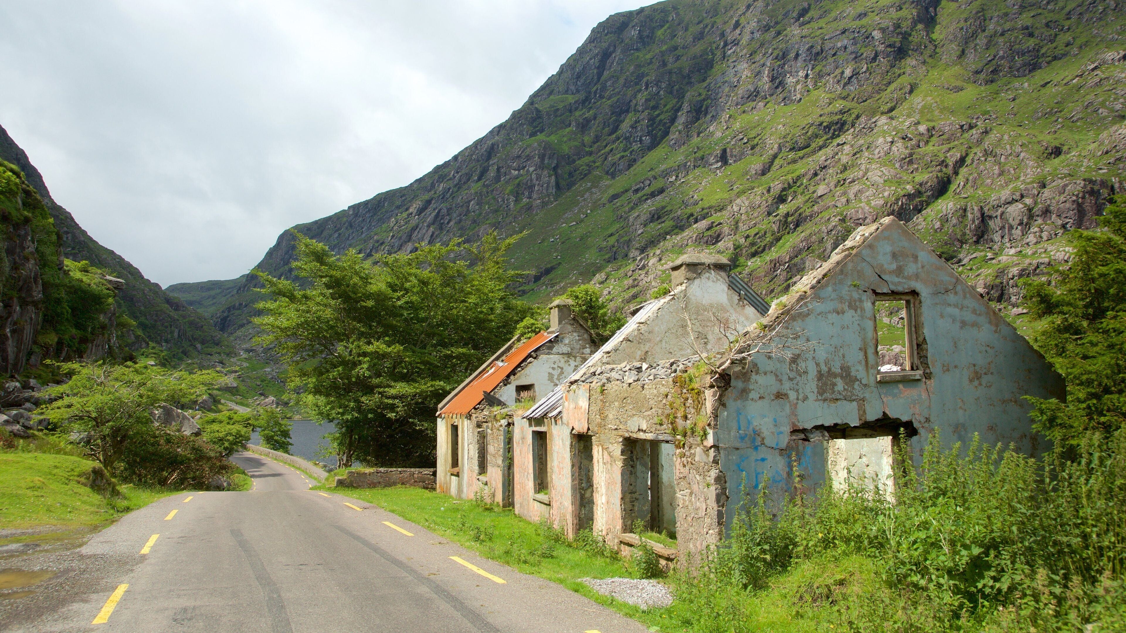 Killarney featuring vanha arkkitehtuuri, vuoret ja raunio