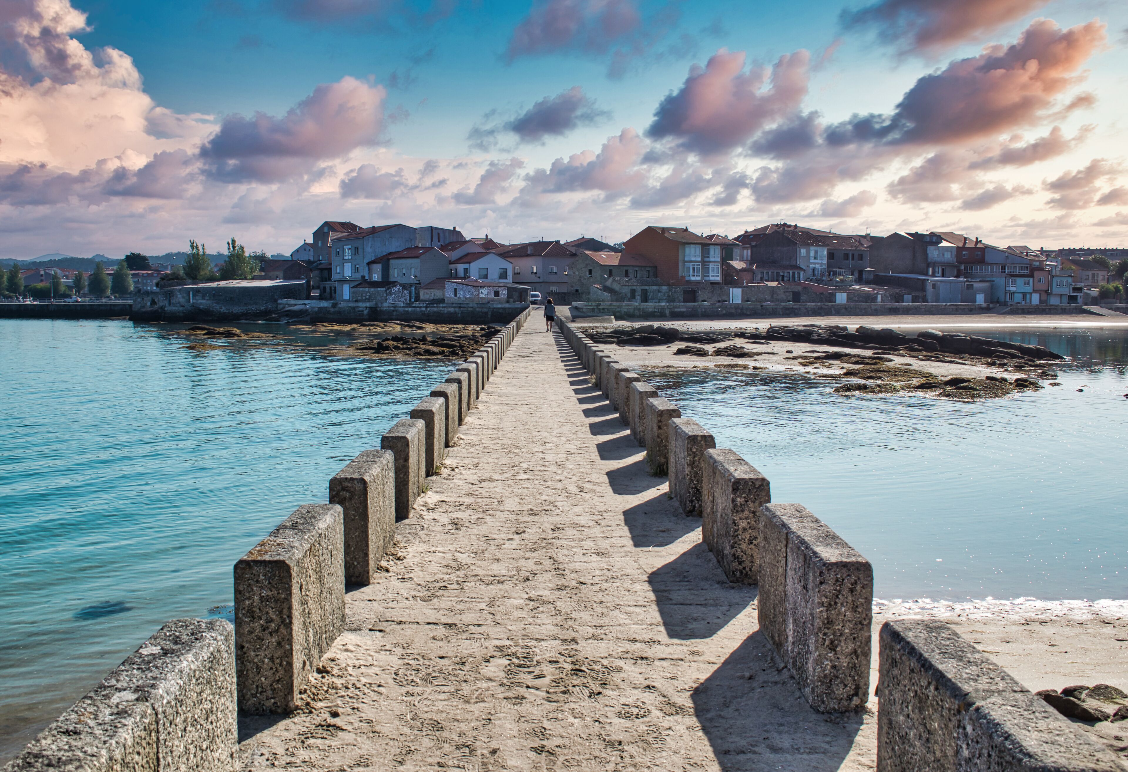 Puente de piedra de San Sadurniño y pueblo de Cambados en Pontevedra, España