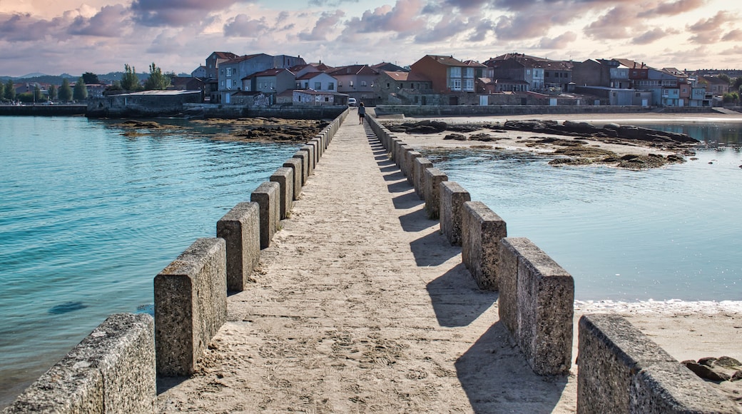 Puente de piedra de San Sadurniño y pueblo de Cambados en Pontevedra, España