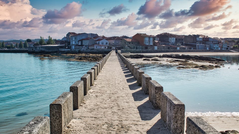 Puente de piedra de San Sadurniño y pueblo de Cambados en Pontevedra, España