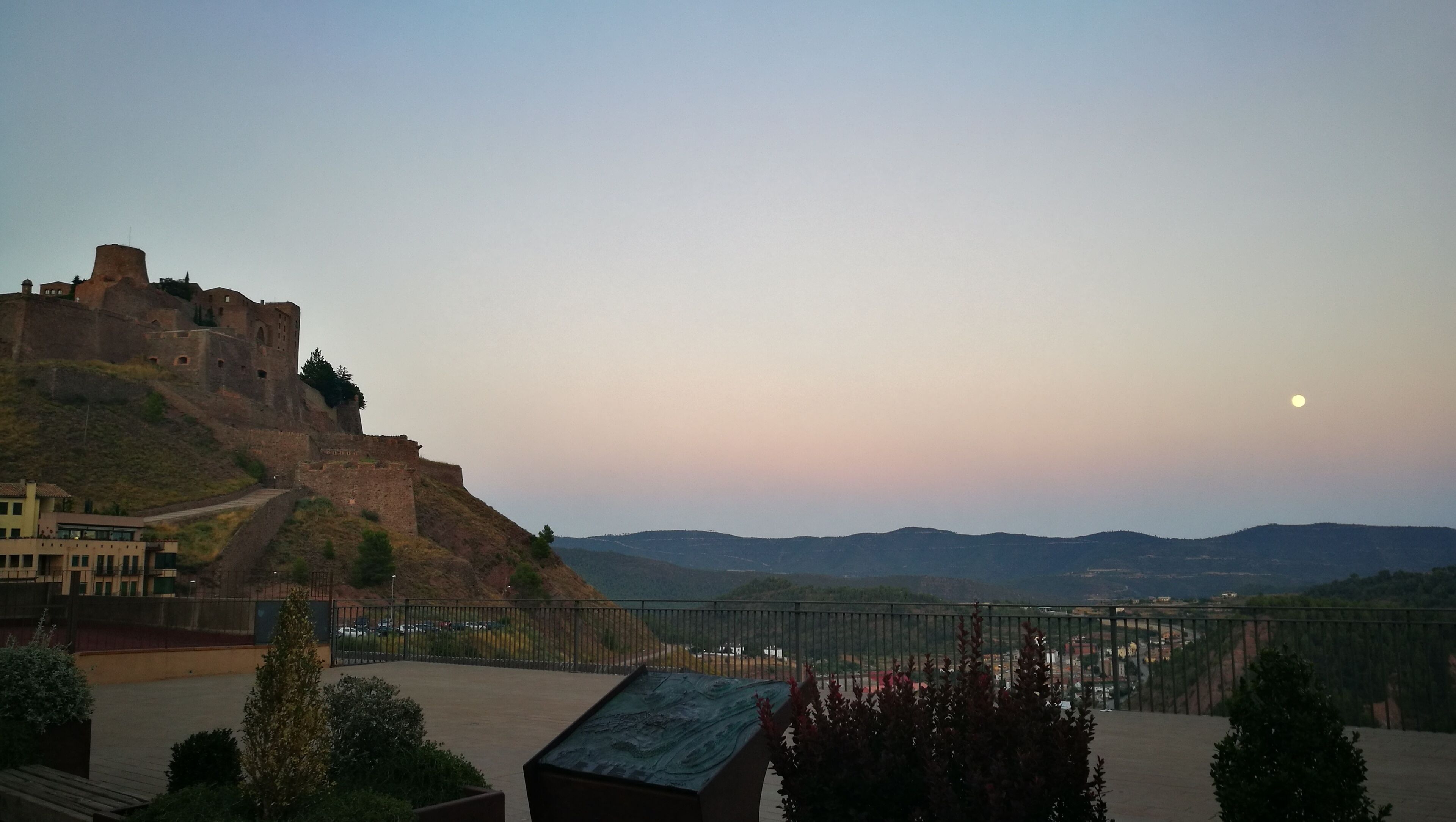 Castell de Cardona amb lluna plena