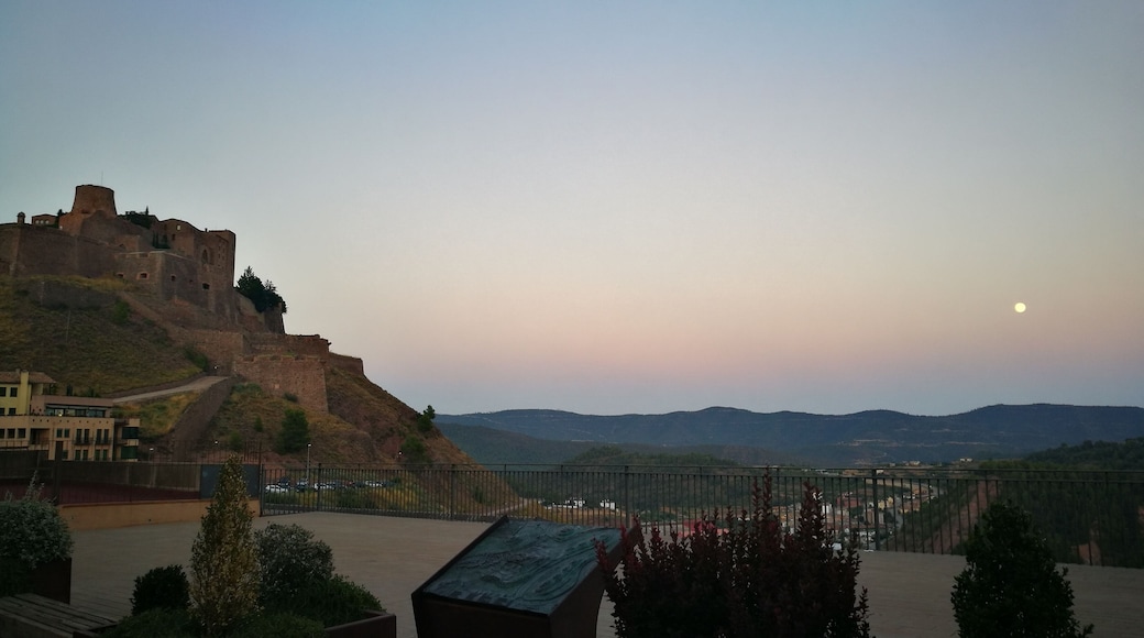 Castell de Cardona amb lluna plena