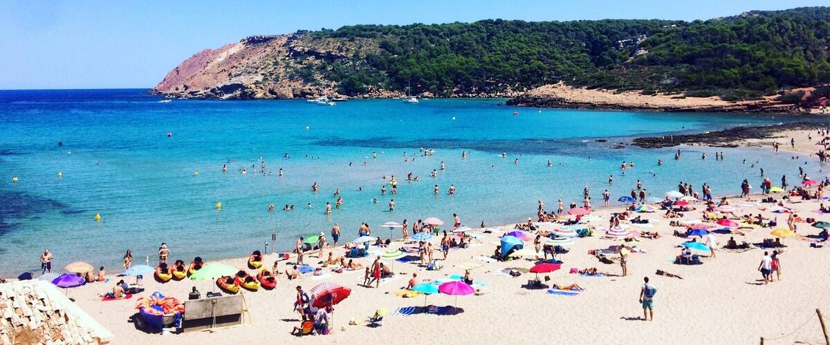 One of the sandy beaches in the northern part of the island, here the water and sand differ from the southern beaches. The water is very clear and surprisingly warm. Watch out for the little fish though, they kind of bite if you stay still for too long!
#waterlust #beach #lavall #menorca