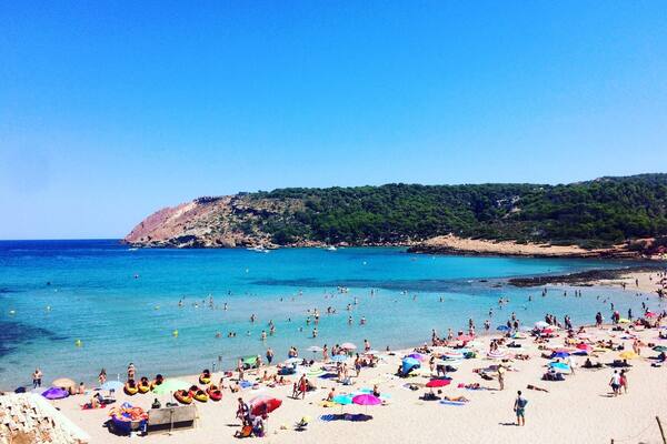 One of the sandy beaches in the northern part of the island, here the water and sand differ from the southern beaches. The water is very clear and surprisingly warm. Watch out for the little fish though, they kind of bite if you stay still for too long!
#waterlust #beach #lavall #menorca