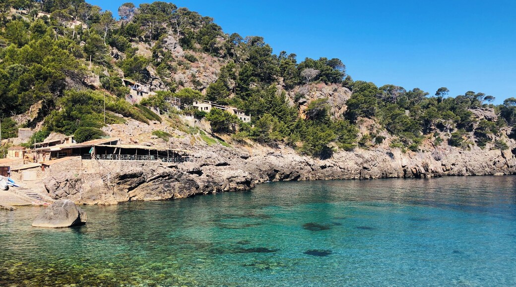 Beautiful water and unusual rock formations on this tucked away beach. Quite a winding and narrow road to get there but so worth it! Two beach cafe’s overlooking the scene as well. #Trovember