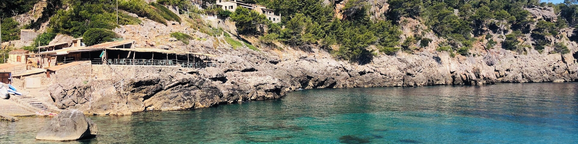 Beautiful water and unusual rock formations on this tucked away beach. Quite a winding and narrow road to get there but so worth it! Two beach cafe’s overlooking the scene as well. #Trovember