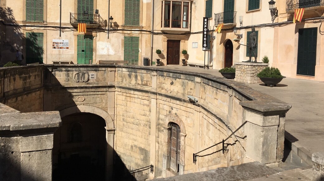 Felanitx is a municipality in the Spanish autonomous community of the Balearic Islands, located in the southeast of Majorca, 48 kilometers from the capital Palma de Mallorca.
The town, dating back to the 13th century, lies near the medieval Sant Salvador Monastery with its Gothic architecture.