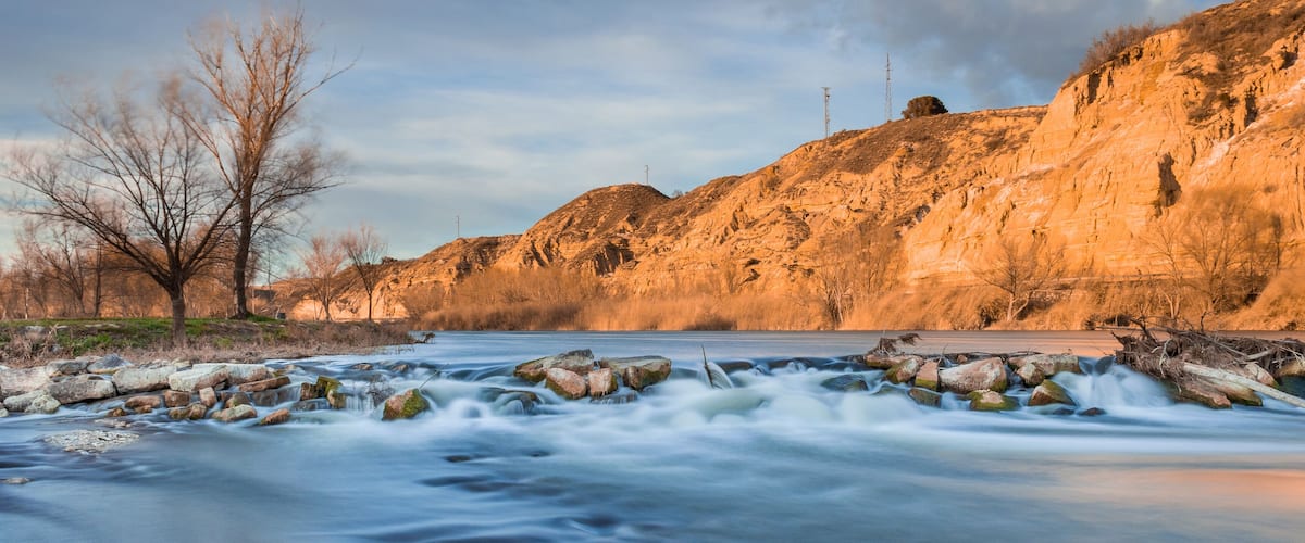 Atardecer en el Río Cinca a su paso por Fraga en Aragón, España