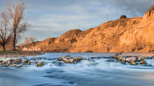 Atardecer en el Río Cinca a su paso por Fraga en Aragón, España