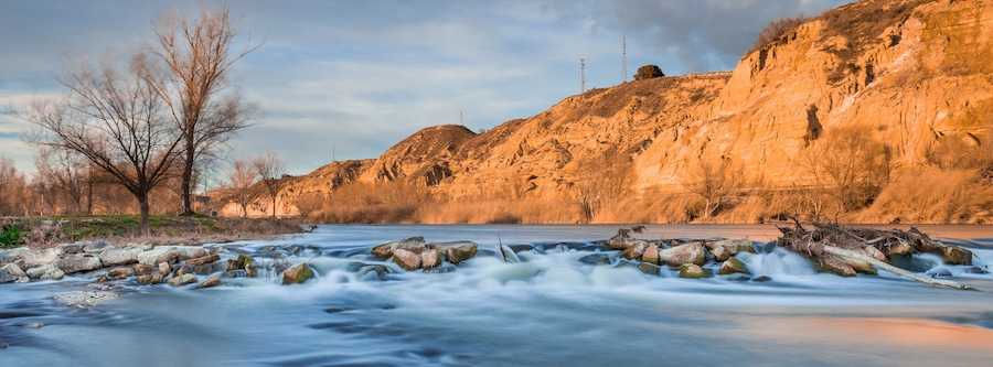 Atardecer en el Río Cinca a su paso por Fraga en Aragón, España