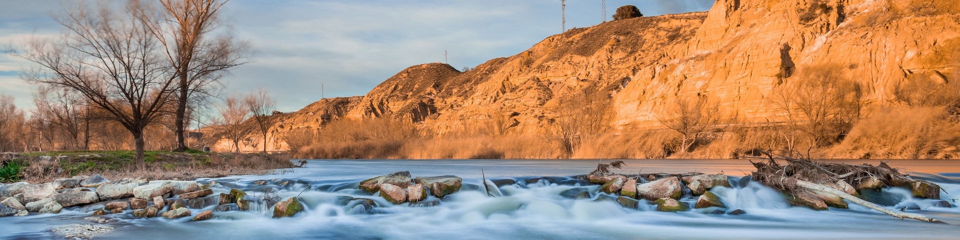 Atardecer en el Río Cinca a su paso por Fraga en Aragón, España