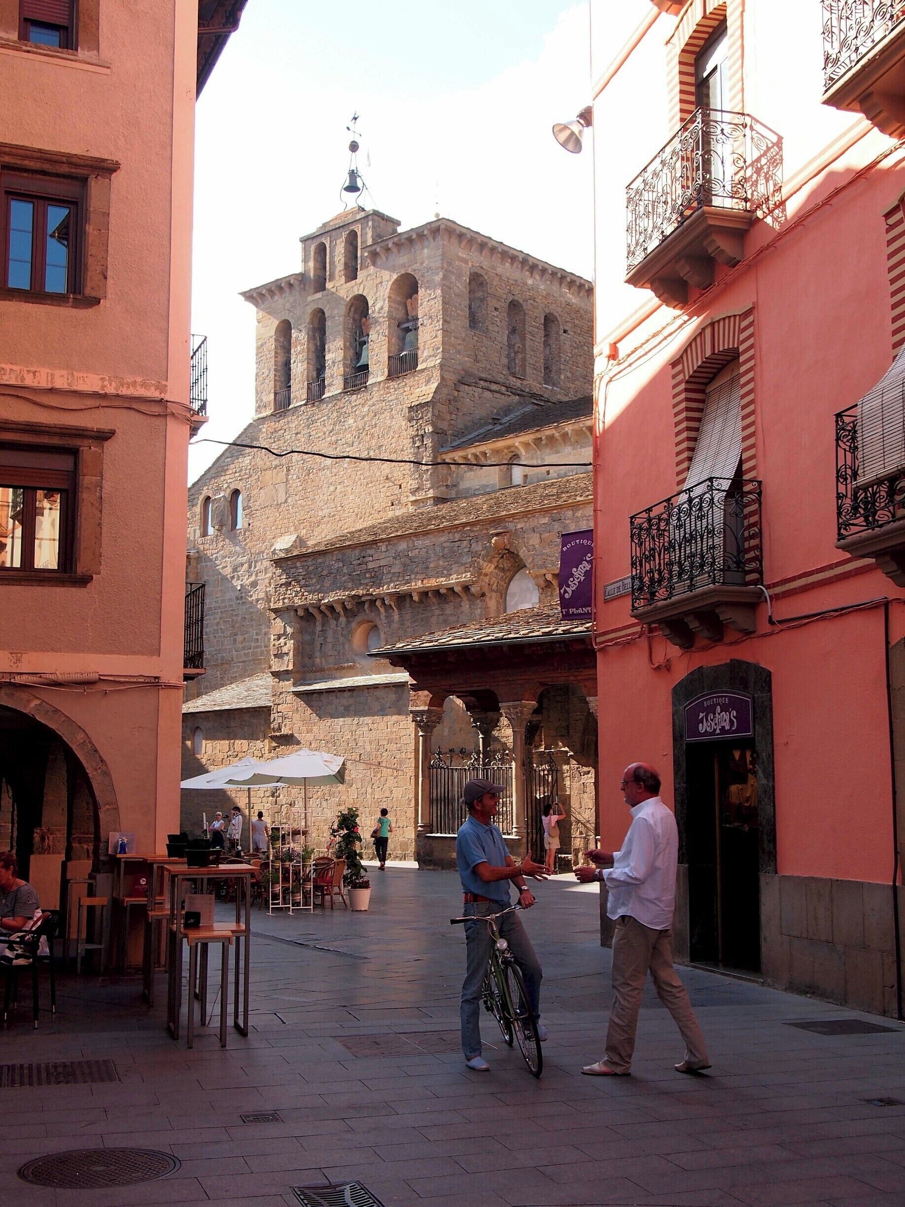 Jaca is small but adorable village and was once the capital of the Kingdom of Aragon. It was our starting point on our way to Santiago!
#caminodesantiago 

DAY 1 - JACA
http://www.endoftherainbow.net/blogita/giorno3km0jaca