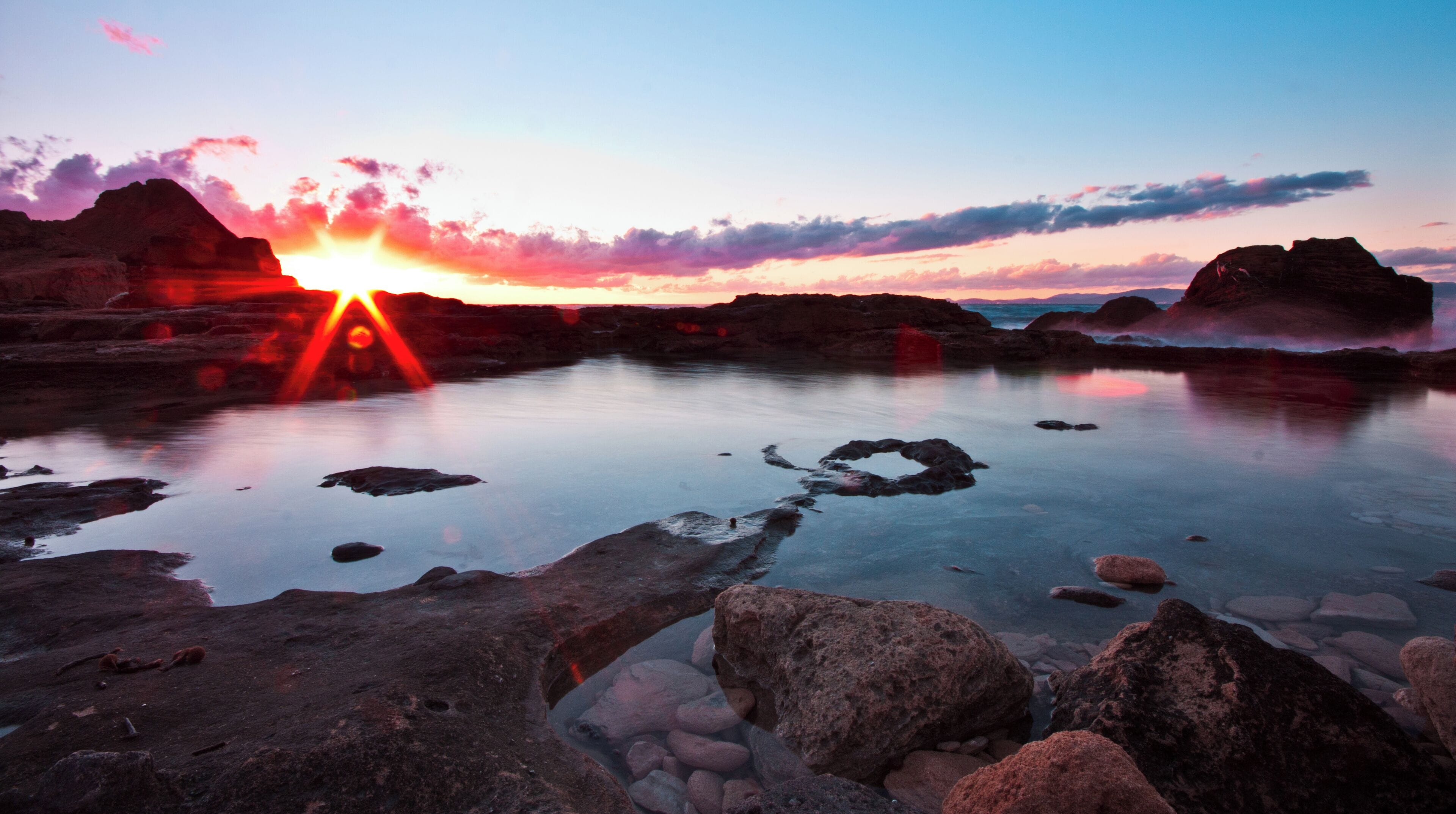 Es que me encanta la luz de estos días de otoño. Capture Info Canon 450D Sigma 10-20mm@10mm Apertura: f/22 Velocidad: 2,5seg - 3,2seg ISO: 100 Photoshop Info Se ha realizado el procesado por capas de la fusión de imágenes. - Capa de saturación para el cielo y el agua. - Capa de contraste global - Capa de niveles para las rocas I really love the light of these autumn days. Info Capture Canon 450D Sigma 10-20mm @ 10mm Aperture: f/22 Speed: 2.5 sec - 3.2 sec ISO: 100 Photoshop Info Processing has been made of layers of image fusion. - Layer saturation to the sky and water. - Layer overall contrast - Layer levels for rocks