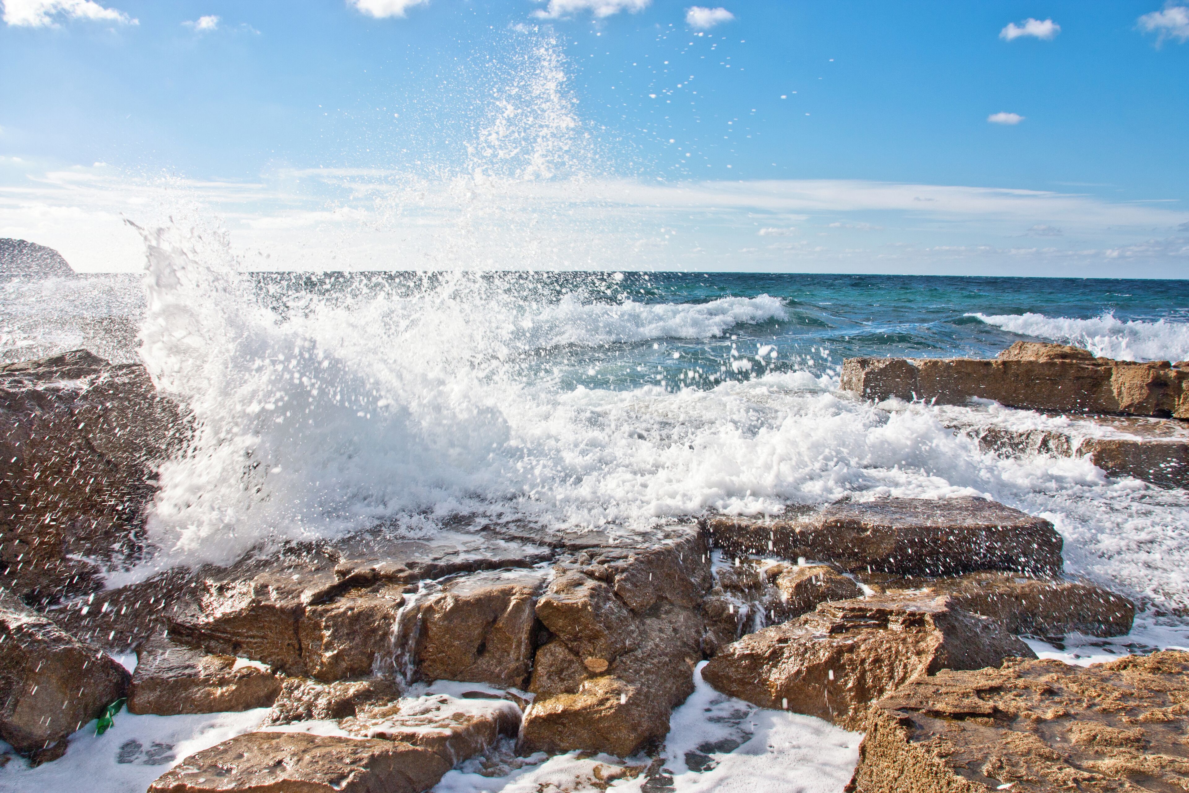 La eterna batalla entre el mar y la tierra.