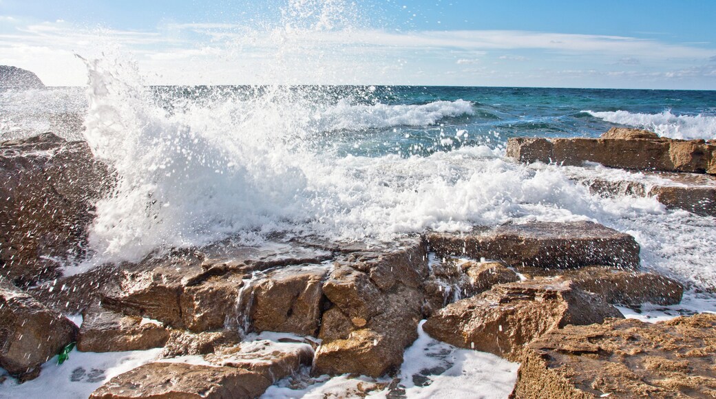 La eterna batalla entre el mar y la tierra.